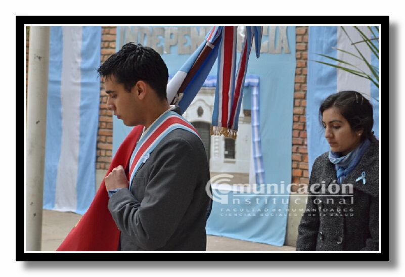 Fernando Ezequiel Kaln port la Bandera de la Provincia y sus escoltas fueron Fany Patricia Coronel y Ana Eliza Villalba.