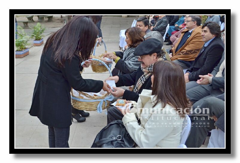 Personal de Ceremonial y protocolo entregaron presentes alusivos a la celebracin.