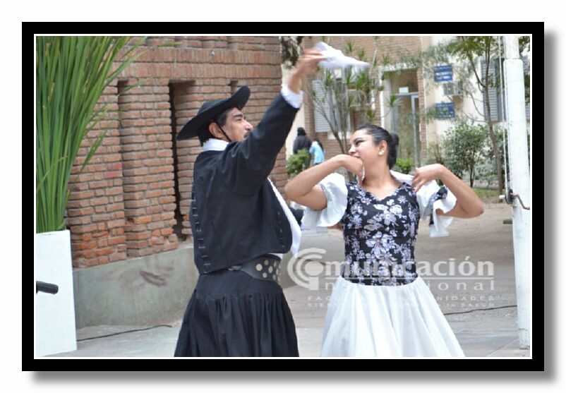 Danzas tradicionales engalanaron la celebracin.