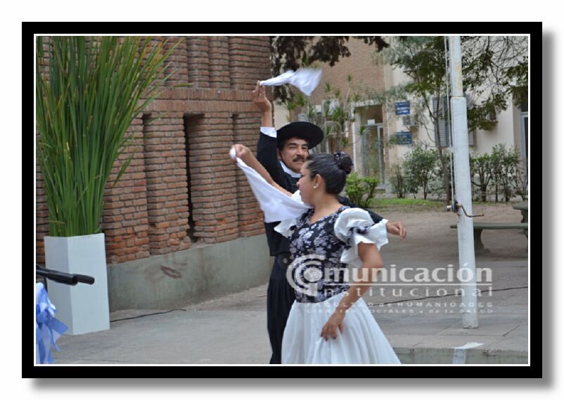 Danzas tradicionales engalanaron la celebracin.