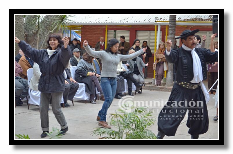 Flix Pineda y Antonela Espndola contagiaron al pblico las ganas de bailar chacareras y zambas.