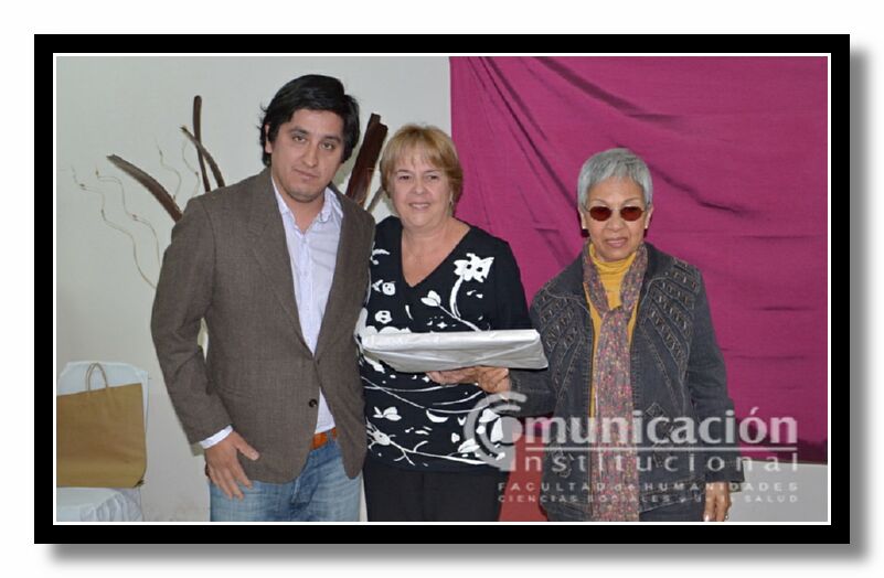 La Mg. Ana MariaMezquida y la Dra. Josefa Delgado hacen entrega de reconocimiento al hijo de la Docente Ana Mar�a Alemis