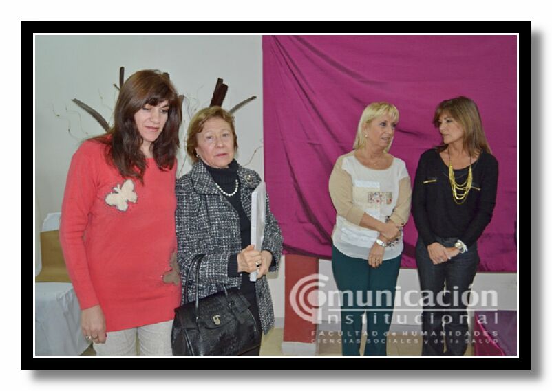 La Prof. Miryam Matouk hace entrega de reconocimiento a familiar del Prof. Luis Alen Lascano