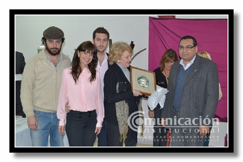Familiares del Lic. Antonio Avenda�o reciben reconocimiento del Lic. Santiago Com�n