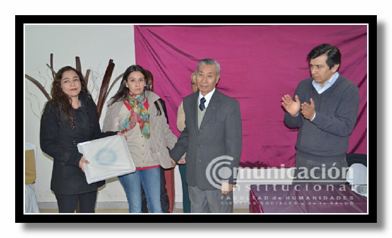 El Dr. Jose Togo hace entrega de reconocimiento a las hijas de Don Emilio Ram�rez 