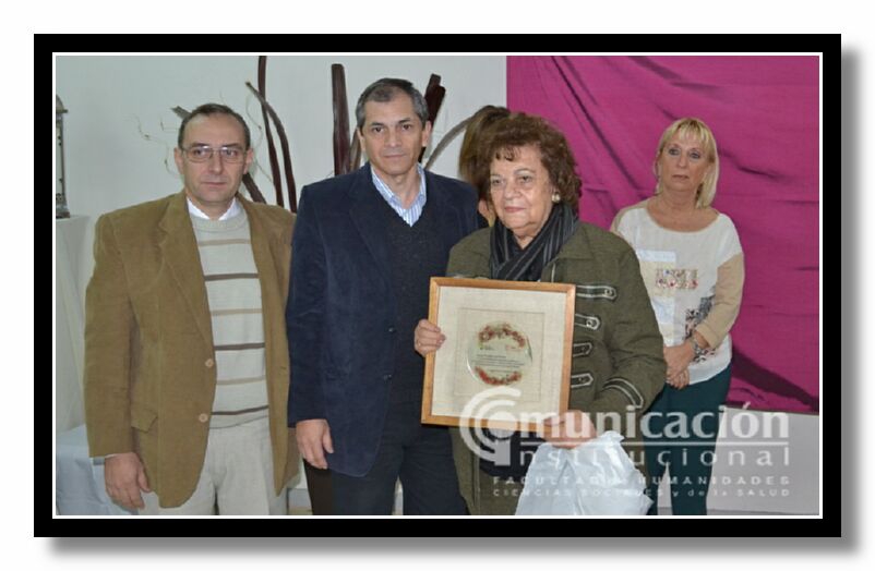 Familiares del Dr. Franklin Moyano reciben placa de reconcomiendo por su paso por la Facultad