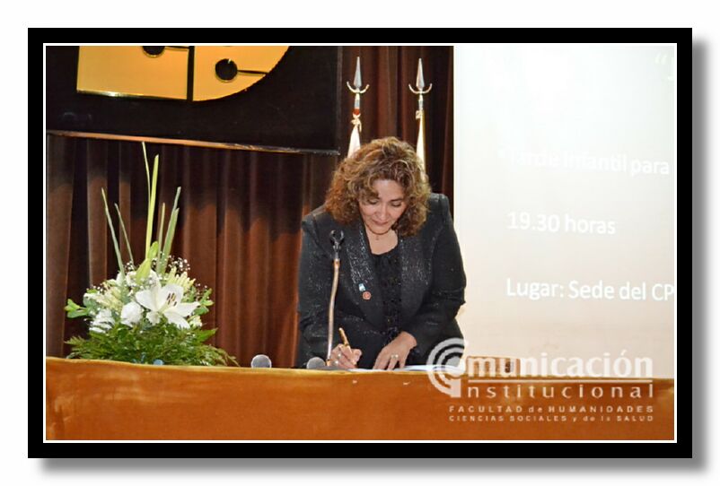 Presidente C.P Patricia Ivone Orellana en momento de firmar su asuncin