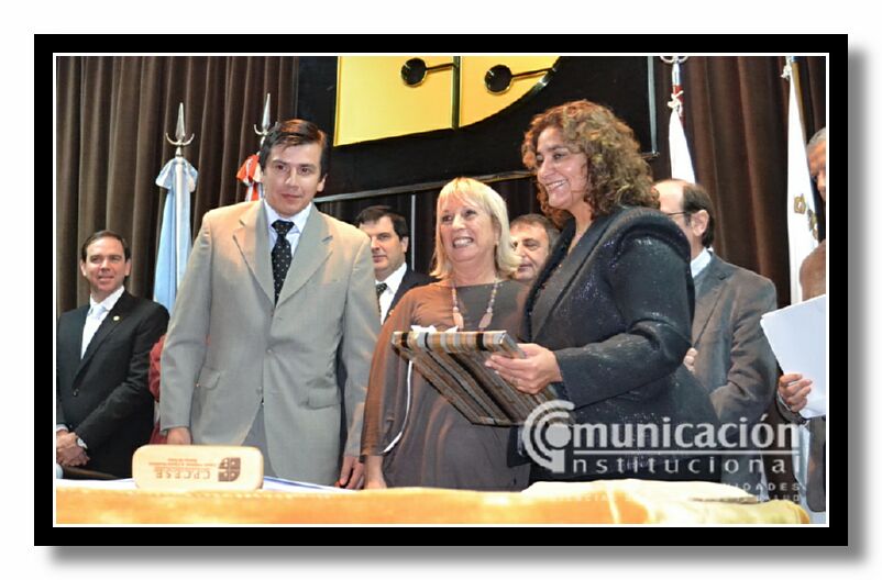 Vice Decano de la FHCSyS Hugo Marcelino Ledesma y la Decana de la FHCSyS Mg. Mara Mercedes Arce de Vera entregan un presente a la flamante presidenta. 