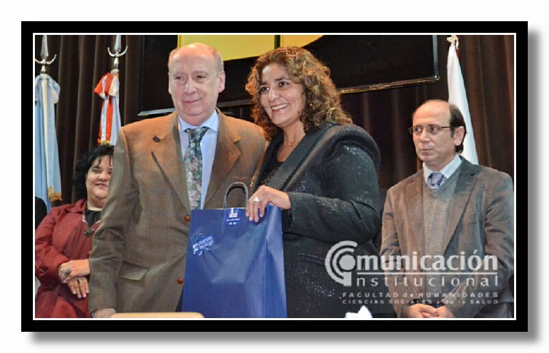 El Decano de la Facultad de Ciencias Econmicas de la UCSE C.P Eduardo Barragan entrega un presente a la C.P Patricia Orellana