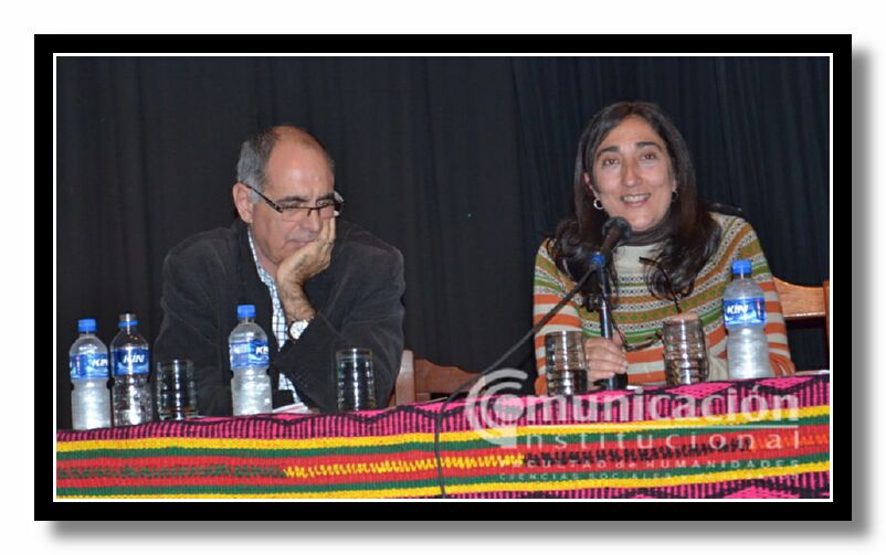 La Lic. Liliana Pascual estuvo a cargo de la presentacin del Dr. Alfredo Juan Manual Carballeda.