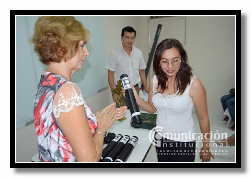  Liliana Elizabeth Lpez recibe su diploma de manos de la Secretaria Acadmica Lic. Rosa Maria Conca.