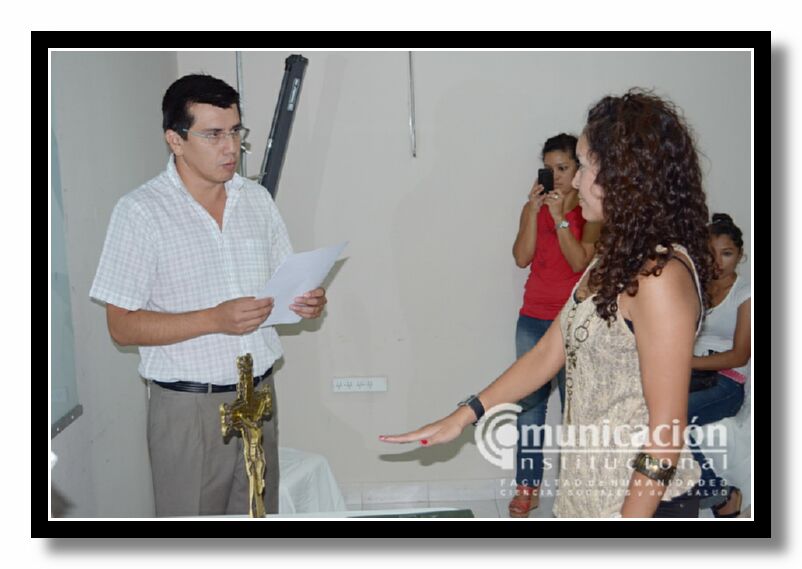 Graciela Susana Herrera presta juramento como Licenciada en Obstetricia ante el Vice decano Lic. Hugo Marcelino Ledesma.