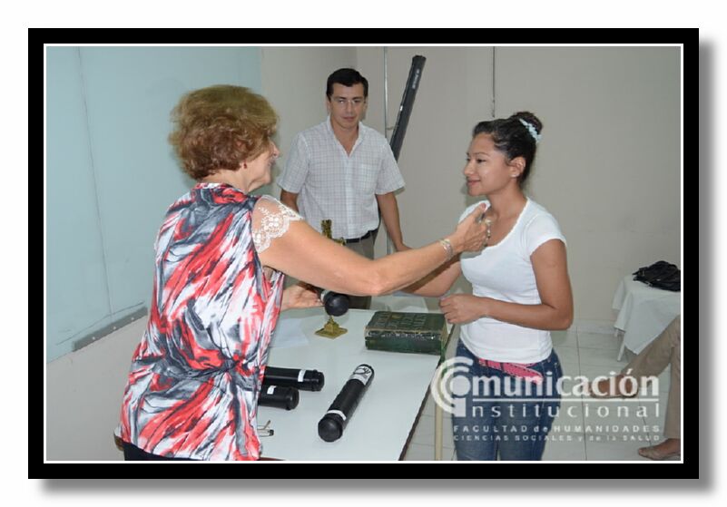 Roco Melisa Maguna recibe su diploma de manos de la Secretaria Acadmica Lic. Rosa Maria Conca.