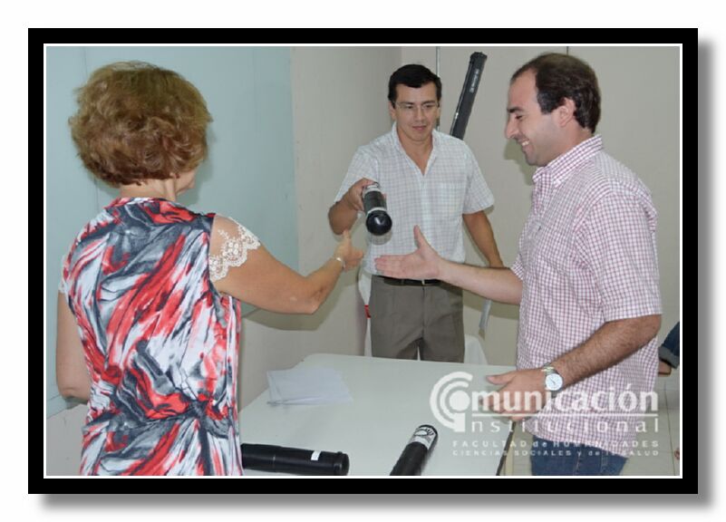 Nicols Ignacio Manero recibe su diploma de manos de la Secretaria Acadmica Lic. Rosa Maria Conca.