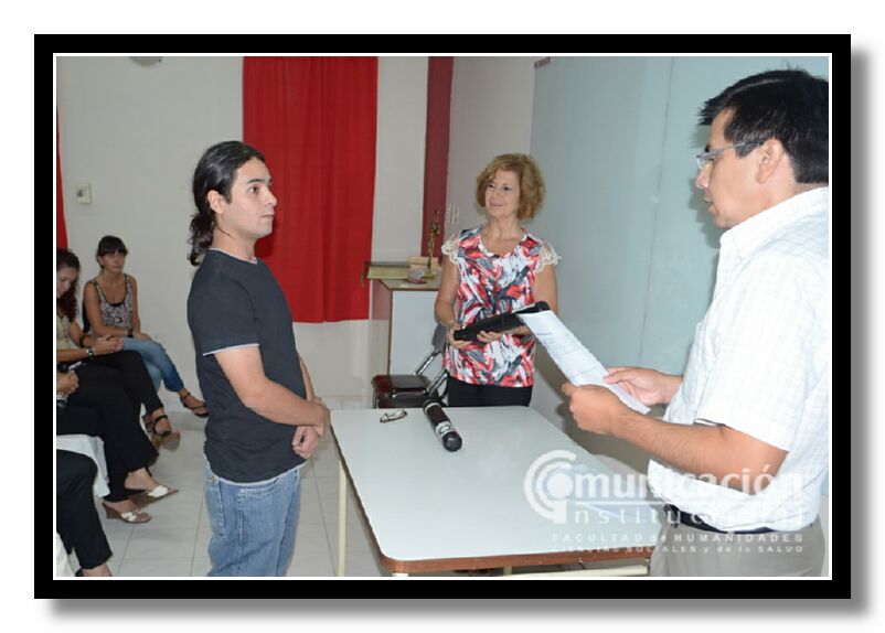 Juan Martin del Valle Julin presta juramento  como Tcnico en Informacin Econmica y Social ante el Vice decano Lic. Hugo Marcelino Ledesma.