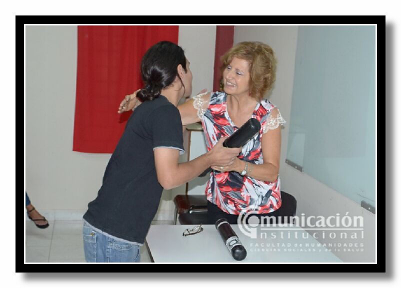 Juan Martin del Valle Julin recibe su diploma de manos de la Secretaria Acadmica Lic. Rosa Maria Conca.