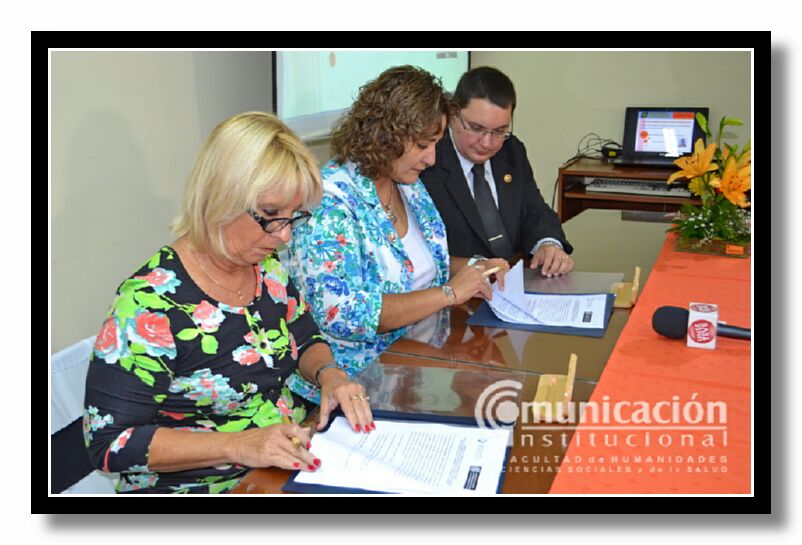 Las autoridades firman el convenio.
