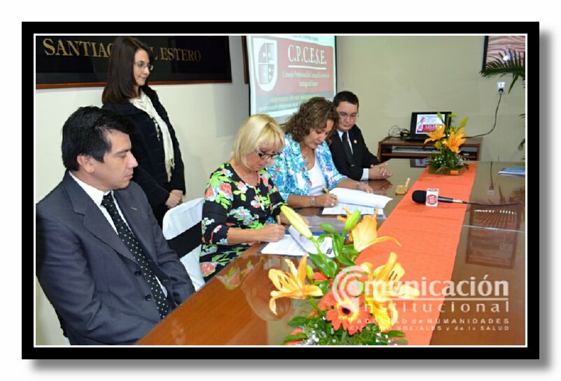 Las autoridades firman el convenio.