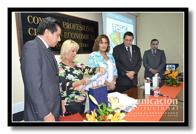 Autoridades de la Facultad y del Consejo  Profesional de Ciencias Econmicas intercambiaron obsequios representativos  de cada organismo. 