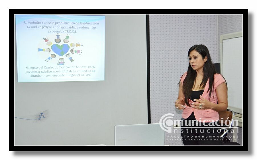 Claudia Talavera durante la exposici�n de su trabajo.