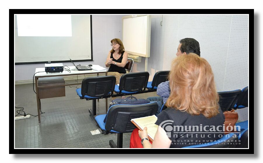 Monica Susana Bustamante presenta su trabajo ante el trubunal evaluador.