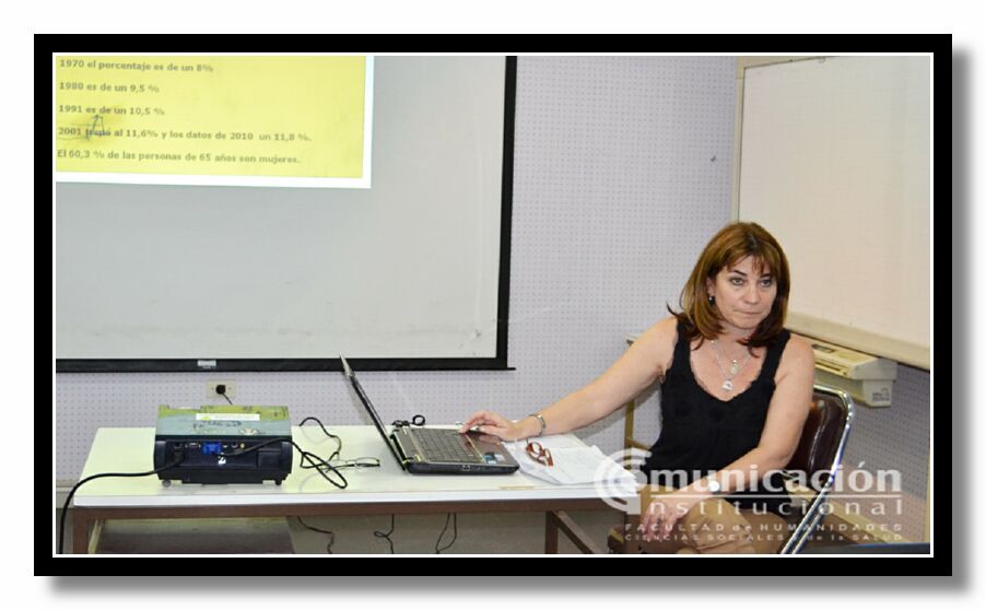 Monica Susana Bustamante durante la presentaci�n de su trabajo.