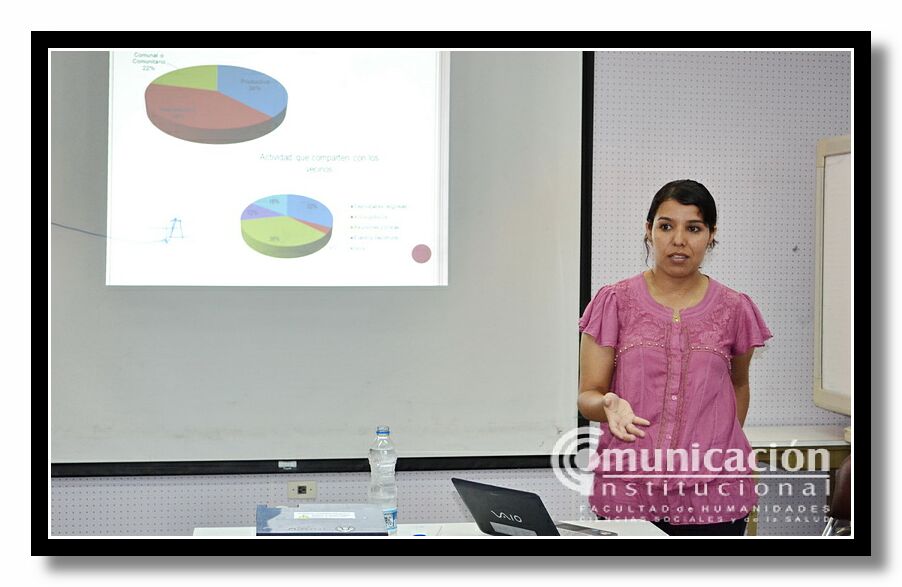 Segovia Gabriela Elizabeth durante la exposici�n de su trabajo.