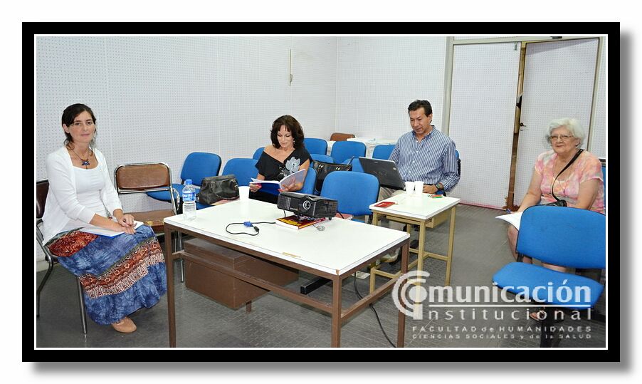 Patricia Mar�a Gallo expone su trabajo ante el tribunal evaluador.