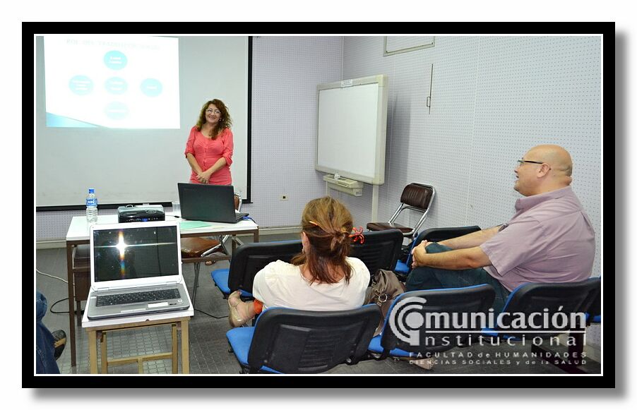 Simon Aida Beatriz durante la exposici�n de su trabajo.