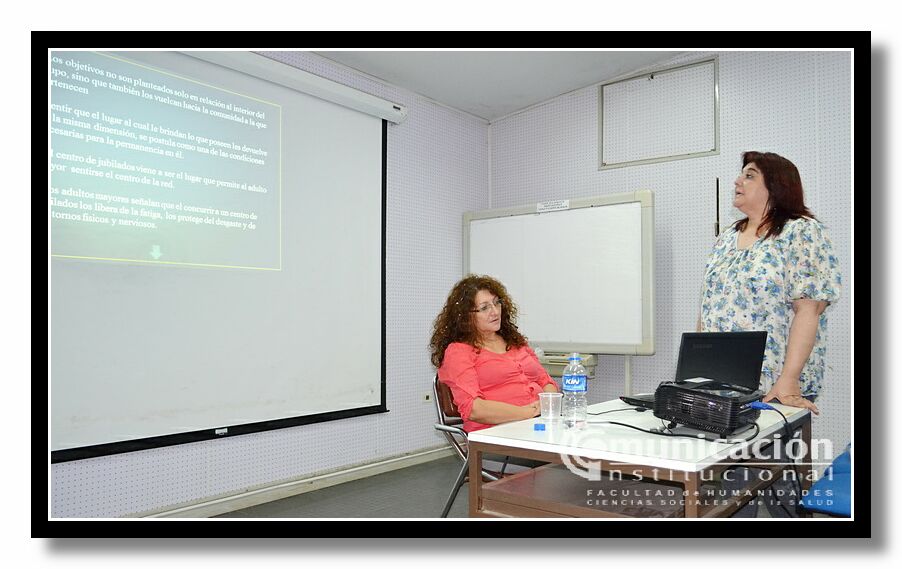 M�nica Beatriz del Valle Carrizo durante la exposici�n de su trabajo.