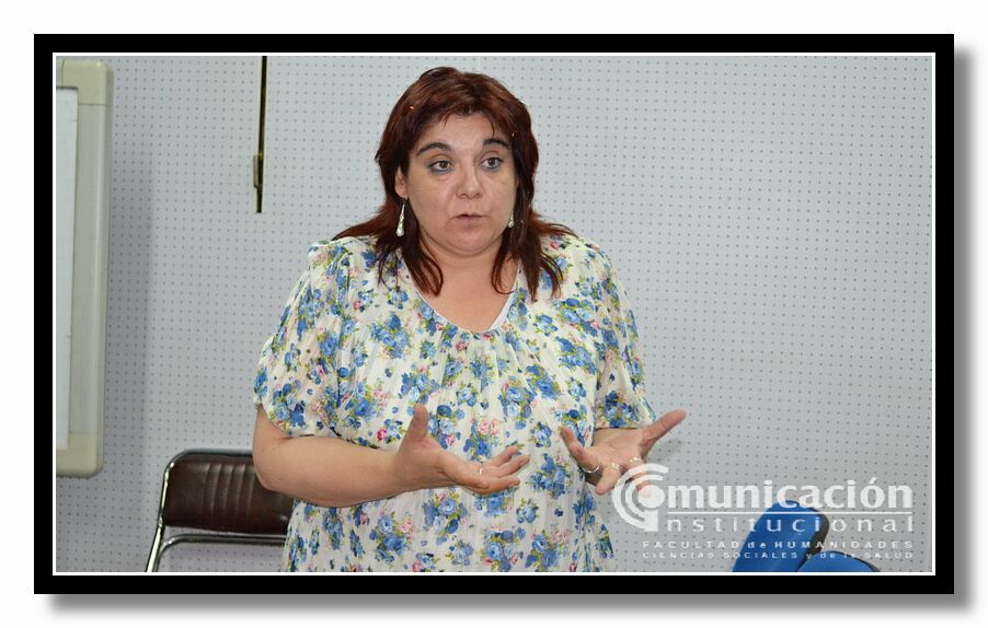 M�nica Beatriz del Valle Carrizo durante la exposici�n de su trabajo.