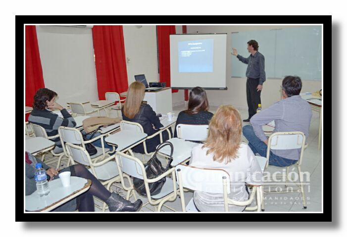  Ricardo Naum Radszinschi expone su trabajo ante el tribunal evaluador.
