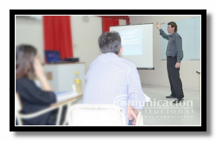 Ricardo Naum Radszinschi expone su trabajo ante el tribunal evaluador.