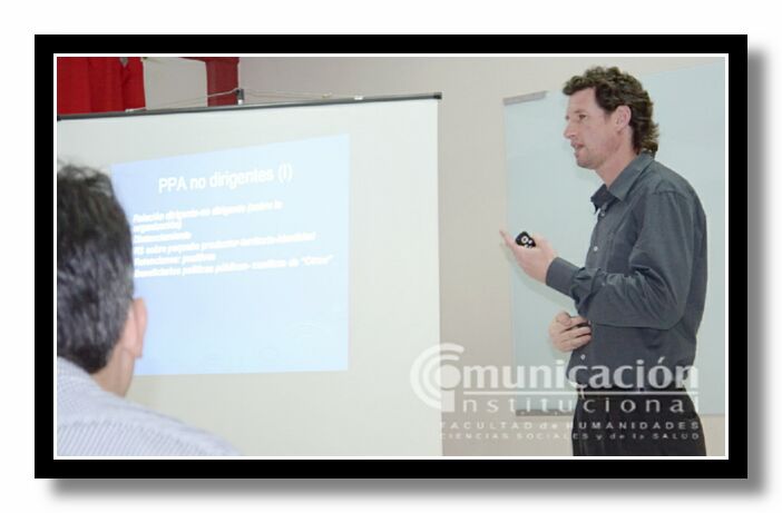 Ricardo Naum Radszinschi durante la exposici�n de su trabajo.