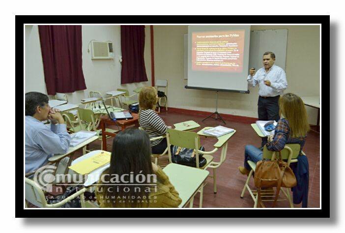 El CPN Luciano Ram�n S�nchez expone su trabajo ante el tribunal evaluador.