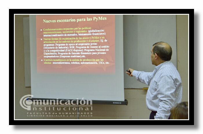  El CPN Luciano Ram�n S�nchez durante la exposici�n de su trabajo.