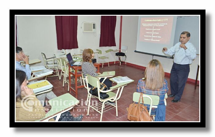 El CPN Luciano Ram�n S�nchez durante la exposici�n de su trabajo.