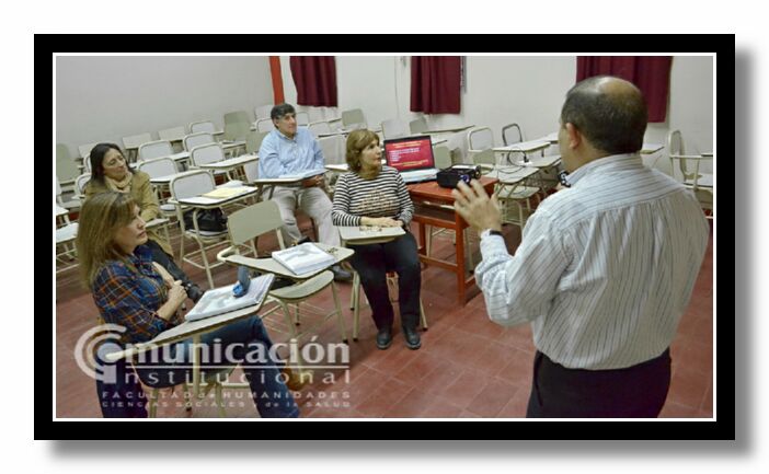 El CPN Luciano Ram�n S�nchez expone su trabajo ante el tribunal evaluador.