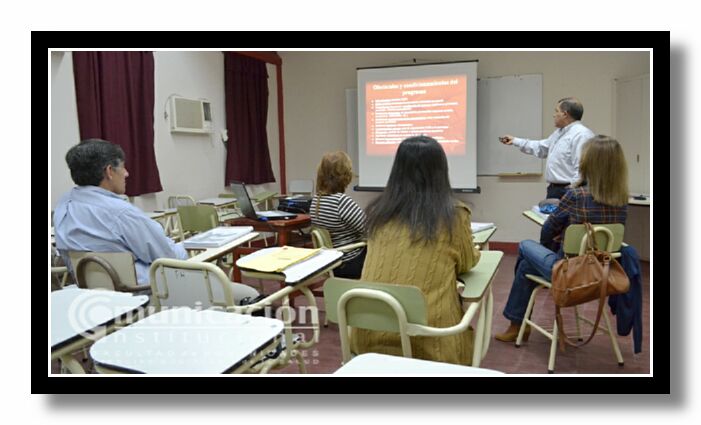 El CPN Luciano Ram�n S�nchez expone su trabajo ante el tribunal evaluador.