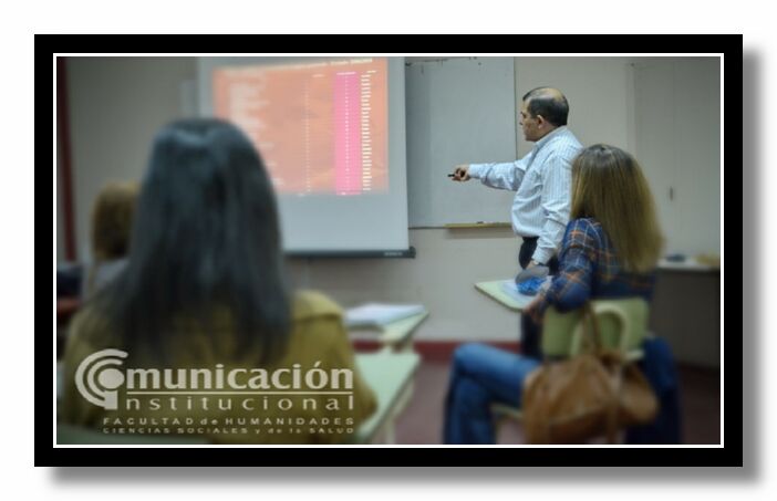 El CPN Luciano Ram�n S�nchez expone su trabajo ante el tribunal evaluador.