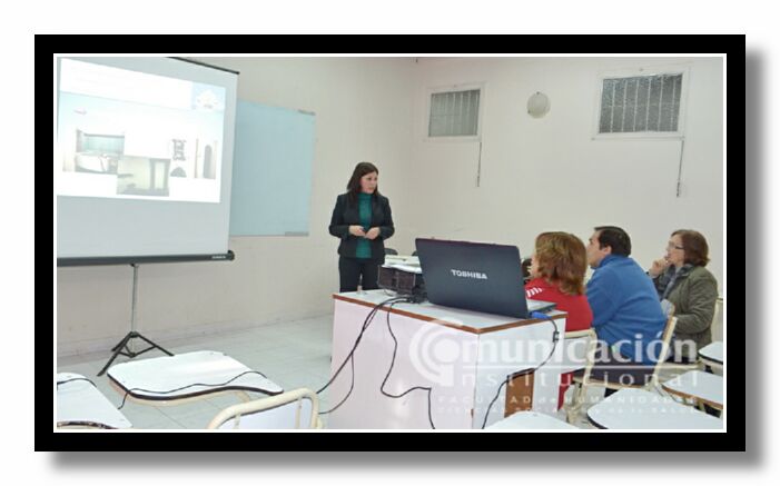 La Lic. Silvina Romano expone su trabajo ante el tribunal evaluador.