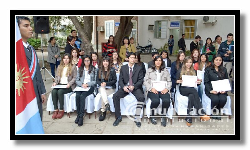 Se realiz el cambio de Abanderados y Escoltas y la entrega de certificados a los nuevos Abanderados, a cargo de la Rectora y el Vicerrector de la Universidad.