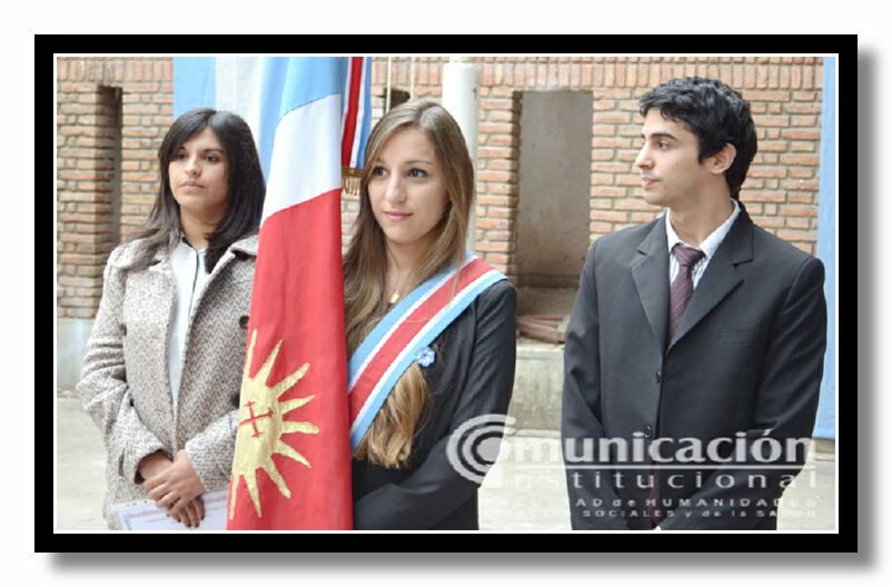 Se realiz el cambio de Abanderados y Escoltas y la entrega de certificados a los nuevos Abanderados, a cargo de la Rectora y el Vicerrector de la Universidad.