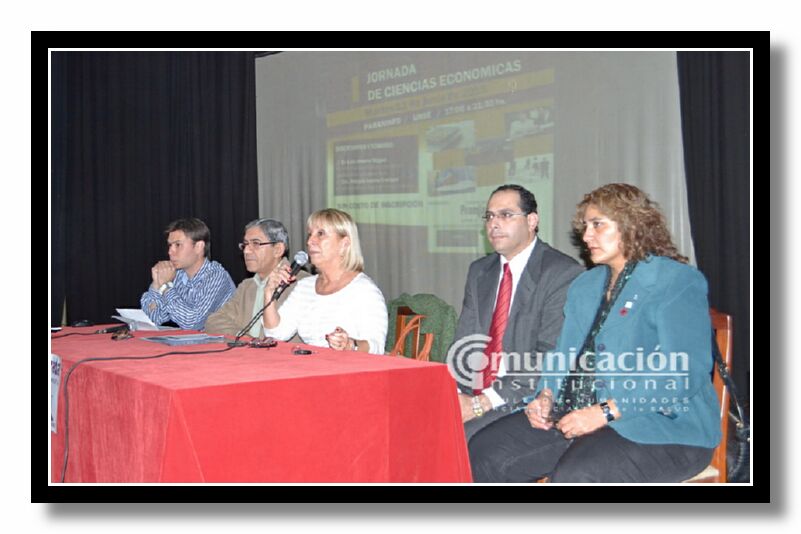 Luis Carlos Prez Infante (Pte. Centro de Estudiantes FHCSyS); Ing. Carlos Lpez (Vicerector UNSE); Mg. Mara Mercedes Arce de Vera (Decana FHCSyS); Dr. Luis Miguel (Secretario General UNSE -Docente FHCSyS), Cra. Patricia Orellana (Pta. Consejo Profesional de Cs Economicas-Docente FHCSyS)