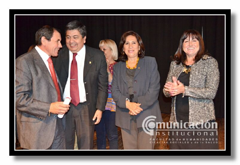 Ing. Walter Costa Mayuli, recibe una distincin por la Facultad de Ciencias Exactas.