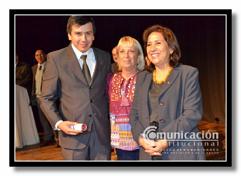 El Lic. Hugo Marcelino Ledesma (Vicedecano FHCSyS) fue distinguido por 25 aos de servicio en la UNSE; Mg. Mara Mercedes Arce de Vera (Decana FHCSyS); Lic. Natividad Nassif (Rectora UNSE)
