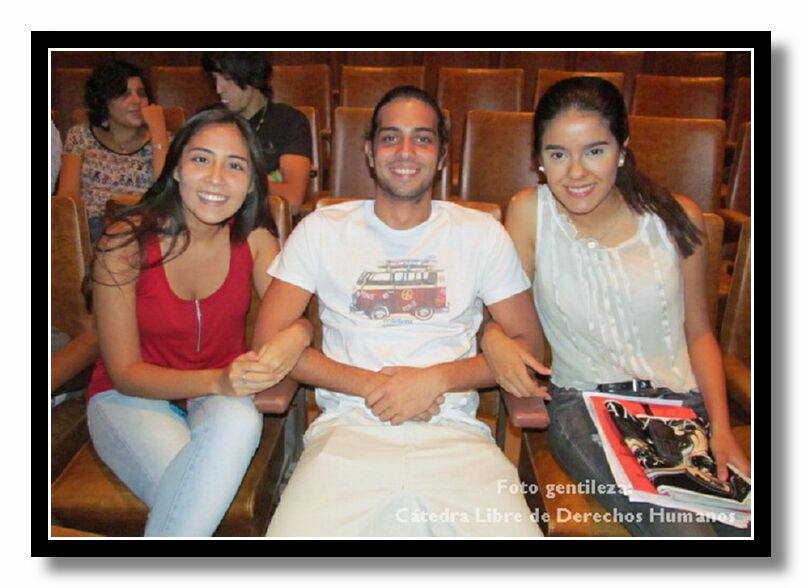 Docentes, alumnos y publico en general estuvieron presentes.