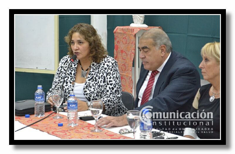 La Cra. Patricia Ivone Orellana presento al disertante destacando su vasta e importante trayectoria como docente, investigador, consultor y autor de numerosas publicaciones. 