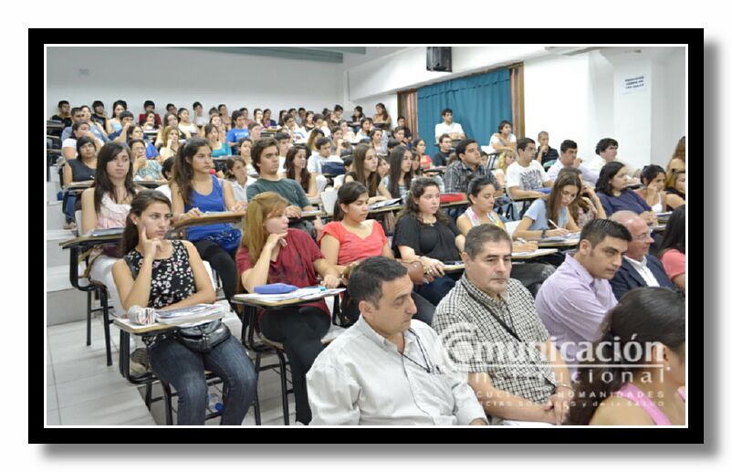 Estuvieron presentes autoridades de la FHCSyS, docentes, alumnos, profesionales e invitados especiales.
