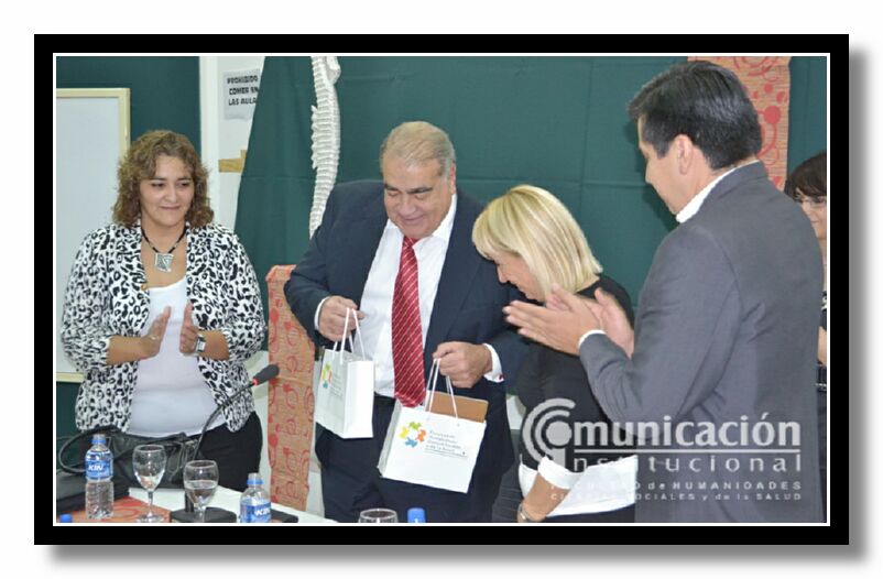 El Dr. Slosse recibi presentes recordatorios de manos de las autoridades de la FHCSyS.